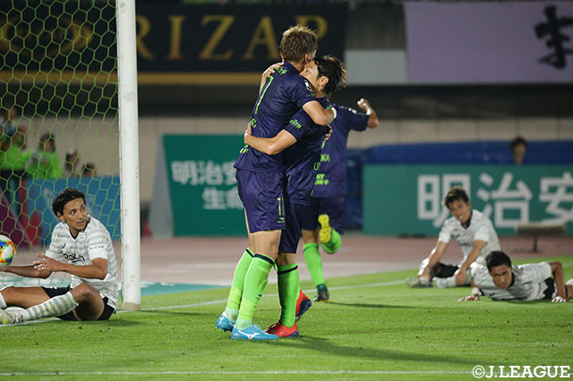 同点弾を挙げた山﨑 凌吾（#11）と梅崎 司が熱い抱擁でゴールを喜び合う！【明治安田Ｊ１ 第19節 湘南vs神戸】