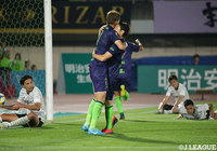 同点弾を挙げた山﨑 凌吾(#11)と梅崎 司が熱い抱擁でゴールを喜び合う!【明治安田J1 第19節 湘南vs神戸】