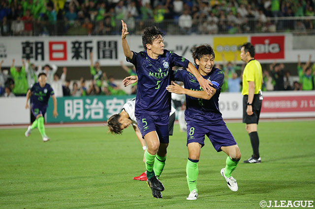 同点で迎えた後半29分、杉岡 大暉（湘南/#5）が右足で放ったコントロールシュートがゴールに吸い込まれ、逆転に成功する！【明治安田Ｊ１ 第19節 湘南vs神戸】