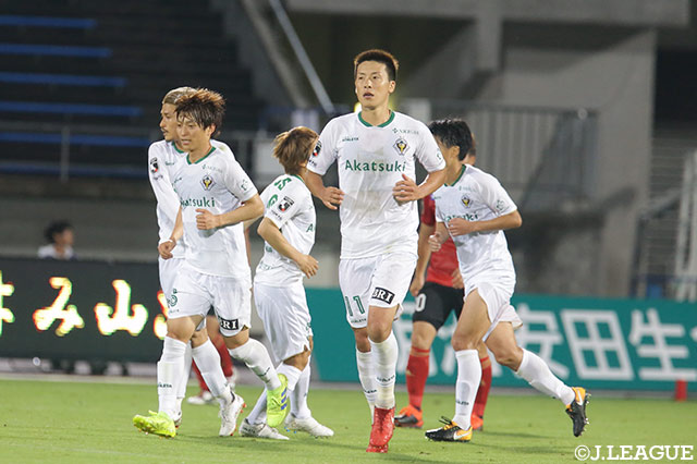 味方のクロスを林 陵平（東京Ｖ/#11）がドンピシャヘッドで合わせ、試合を振り出しに戻す【明治安田Ｊ２ 第22節 金沢vs東京Ｖ】