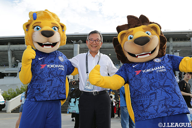 村井チェアマンがチェルシーのマスコット・「STAMFORD」と「BRIDGET」と記念撮影！【明治安田生命Ｊリーグワールドチャレンジ 川崎Ｆvsチェルシー】
