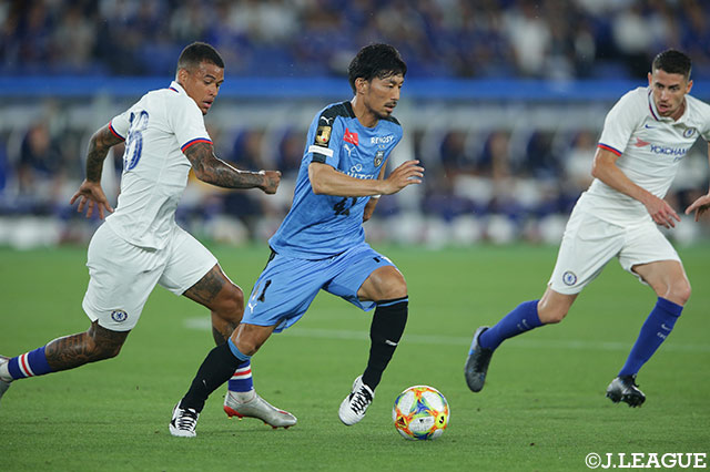 家長 昭博（川崎Ｆ）が緩急をつけたドリブルで相手陣内に進入する【明治安田生命Ｊリーグワールドチャレンジ 川崎Ｆvsチェルシー】