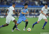 家長 昭博（川崎Ｆ）が緩急をつけたドリブルで相手陣内に進入する【明治安田生命Ｊリーグワールドチャレンジ 川崎Ｆvsチェルシー】