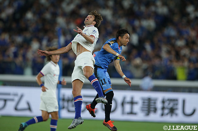 空中で競り合う小林 悠（川崎Ｆ）とマルコス アロンソ（チェルシー）【明治安田生命Ｊリーグワールドチャレンジ 川崎Ｆvsチェルシー】