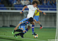 脇坂 泰斗（川崎Ｆ）がドリブルで進入するもダヴィド ルイス（チェルシー）がそれを許さない【明治安田生命Ｊリーグワールドチャレンジ 川崎Ｆvsチェルシー】