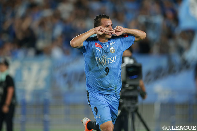 中村 憲剛がファーサイドに山なりのボールを送ると、レアンドロ ダミアンが頭で叩きつけ、先制点を獲得！レアンドロ ダミアンはお馴染みのゴールパフォーマンスを披露する【明治安田生命Ｊリーグワールドチャレンジ 川崎Ｆvsチェルシー】