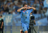 中村 憲剛がファーサイドに山なりのボールを送ると、レアンドロ ダミアンが頭で叩きつけ、先制点を獲得！レアンドロ ダミアンはお馴染みのゴールパフォーマンスを披露する【明治安田生命Ｊリーグワールドチャレンジ 川崎Ｆvsチェルシー】