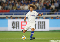 前線にロングボールを蹴り込むダヴィド ルイス（チェルシー）。守備面において存在感を発揮しフル出場を果たした【明治安田生命Ｊリーグワールドチャレンジ 川崎Ｆvsチェルシー】