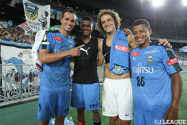 同郷のダヴィド ルイス（チェルシー）とレアンドロ ダミアン（川崎Ｆ/#9）らが記念撮影！【明治安田生命Ｊリーグワールドチャレンジ 川崎Ｆvsチェルシー】