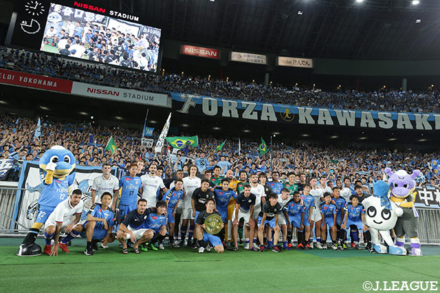 両陣営揃っての記念撮影が行われた【明治安田生命Ｊリーグワールドチャレンジ 川崎Ｆvsチェルシー】