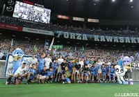 両陣営揃っての記念撮影が行われた【明治安田生命Ｊリーグワールドチャレンジ 川崎Ｆvsチェルシー】