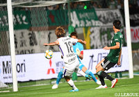 後半6分、柏 好文（広島）が左足でニアサイドを抜くシュートを決め、待望の先制点を挙げる！【明治安田Ｊ１ 第20節 松本vs広島】