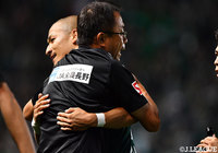 同点弾を奪った前田 大然（松本）と反町 康治監督が熱い抱擁！【明治安田Ｊ１ 第20節 松本vs広島】