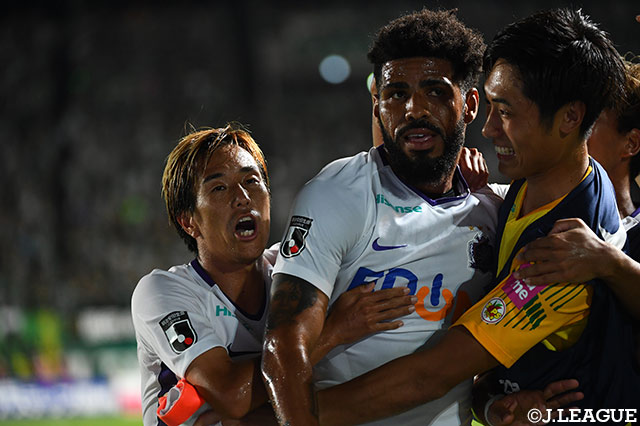 後方からのロングフィードに反応したパトリックがループシュートを決めて、広島が終盤に勝ち越し！【明治安田Ｊ１ 第20節 松本vs広島】