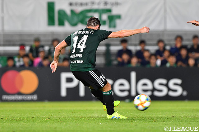 後半AT、パウリーニョがDFをかわしてPA手前から左足を一閃。鋭いシュートがゴール右に突き刺さり、土壇場で同点に追い付く！【明治安田Ｊ１ 第20節 松本vs広島】