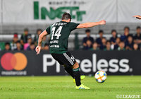 後半AT、パウリーニョがDFをかわしてPA手前から左足を一閃。鋭いシュートがゴール右に突き刺さり、土壇場で同点に追い付く！【明治安田Ｊ１ 第20節 松本vs広島】