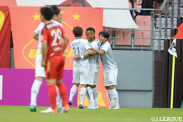 失点から4分後、アデミウソン（Ｇ大阪）が同点ゴールを獲得！アデミウソンの元にチームメイトが駆け寄り祝福する【明治安田Ｊ１ 第20節 名古屋vsＧ大阪】