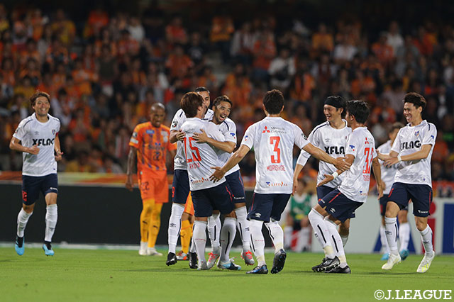 左足を振り抜き、強烈なミドルシュートを叩き込んだ大森 晃太郎（FC東京）の元にチームメイトが駆け寄り、大森の今季初ゴールを祝った！【明治安田Ｊ１ 第20節 清水vsFC東京】