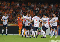 左足を振り抜き、強烈なミドルシュートを叩き込んだ大森 晃太郎（FC東京）の元にチームメイトが駆け寄り、大森の今季初ゴールを祝った！【明治安田Ｊ１ 第20節 清水vsFC東京】