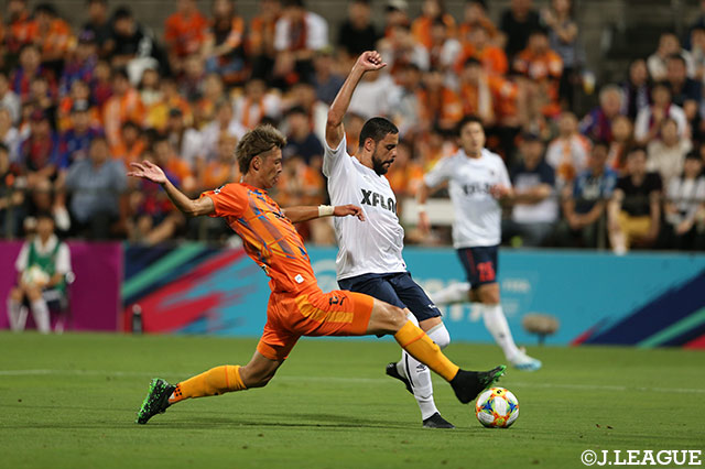 ディエゴ オリヴェイラ（FC東京）のシュートを立田 悠悟（清水）が身体を投げ出してブロック！【明治安田Ｊ１ 第20節 清水vsFC東京】