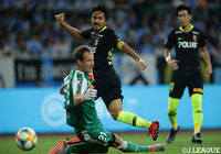 スルーパスに走り込んだ興梠 慎三（浦和）が冷静にゴールに流し込んで先制点を奪う！【明治安田Ｊ１ 第20節 磐田vs浦和】