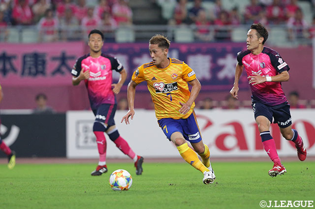 得意のドリブルでボールを運ぶ関口 訓充（仙台）【明治安田Ｊ１ 第20節 Ｃ大阪vs仙台】