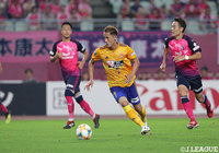 得意のドリブルでボールを運ぶ関口 訓充（仙台）【明治安田Ｊ１ 第20節 Ｃ大阪vs仙台】