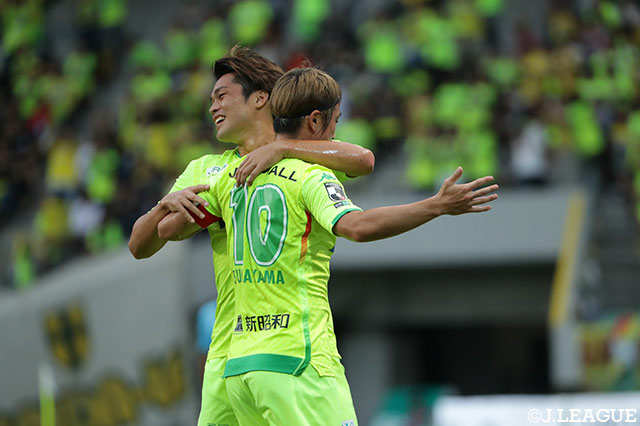 左サイドのタッチライン近くで得たFKを船山 貴之（#10）が右足で振り抜くと、強烈なドライブ回転の掛かったボールがファーのネットを揺らし、千葉が先制！【明治安田Ｊ２ 第23節 千葉vs福岡】