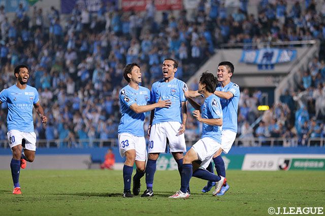 レアンドロ ドミンゲス（#40）がFKを直接沈め、ホームの横浜FCが同点に追いつく！【明治安田Ｊ２ 第23節 横浜FCvs栃木】