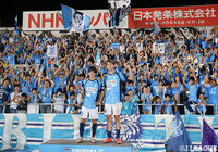 横浜FCが逆転勝利。試合後、決勝弾の斉藤 光毅（左）と新加入の皆川 佑介がサポーターと一緒に記念撮影【明治安田Ｊ２ 第23節 横浜FCvs栃木】