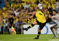 前半23分、クリスティアーノが右足を豪快に振り抜いたシュートがゴール左隅に決まり、柏が先手を奪う!【明治安田J2 第23節 柏vs金沢】