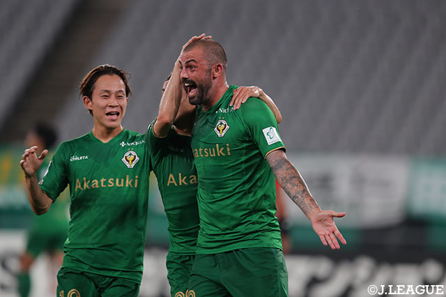 後半18分、左サイドからのクロスをレアンドロ（東京Ｖ）が頭でねじ込んで同点に追いつく！【明治安田Ｊ２ 第23節 東京Ｖvs愛媛】