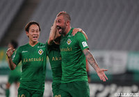 後半18分、左サイドからのクロスをレアンドロ(東京V)が頭でねじ込んで同点に追いつく!【明治安田J2 第23節 東京Vvs愛媛】