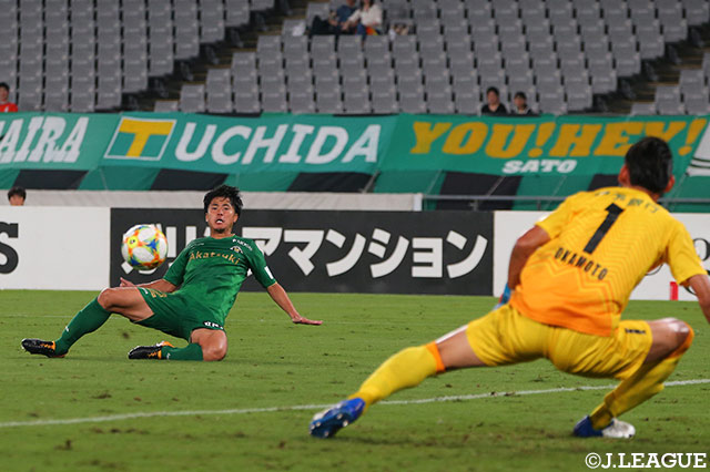 GKがはじいたところを永田 拓也（東京Ｖ）が蹴り込んでついに逆転！2点差をひっくり返す！【明治安田Ｊ２ 第23節 東京Ｖvs愛媛】