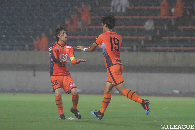 後半AT、途中交代で入っていた工藤 壮人（#19）のシュートはDFにブロックされながらもゴールに吸い込まれ、山口が土壇場で追いつく！【明治安田Ｊ２ 第23節 山口vs新潟】