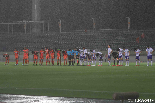 大雨と強風の中で行われた「オレンジダービー」は、2-2の引き分けに終わった【明治安田Ｊ２ 第23節 山口vs新潟】