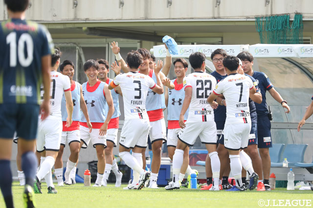 先制点を奪った福田 友也（岩手/#3）をベンチメンバーらが祝福【明治安田Ｊ３ 第17節 岩手vs群馬】