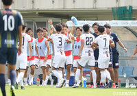 先制点を奪った福田 友也(岩手/#3)をベンチメンバーらが祝福【明治安田J3 第17節 岩手vs群馬】