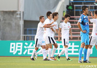 前半28分、フェルナンジーニョ(#10)のゴールでアウェイの鳥取が追加点を獲得!【明治安田J3 第17節 秋田vs鳥取】