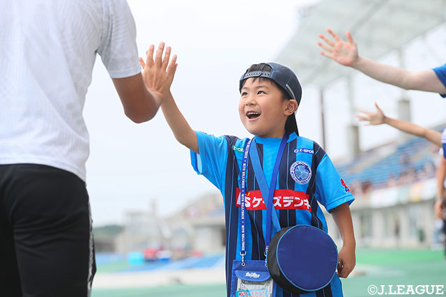 最高の笑顔で選手とハイタッチ！【明治安田Ｊ２ 第23節 水戸vs琉球】