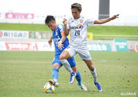 佐藤 尚輝（沼津）と山田 陸（長野）が激しいボール奪取を繰り広げる【明治安田Ｊ３ 第17節 沼津vs長野】