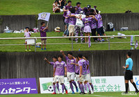 上手く相手の背後を取った森島 康仁(藤枝/#20)が味方のスルーパスを受けると、GKとの1対1を冷静に決め、リードを2点に広げる【明治安田J3 第17節 藤枝vs相模原】