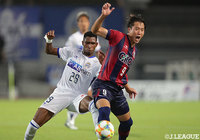 岡山はここまで14得点をマークしているイ ヨンジェにボールを集めるも、山形の堅い守備を崩せず前半を折り返す【明治安田J2 第23節 岡山vs山形】