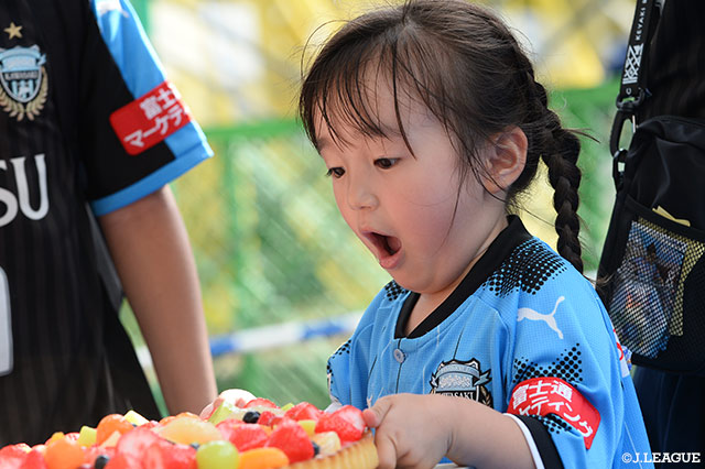 美味しそうなケーキを前に可愛らしい表情をみせるちびっこサポ♪【明治安田Ｊ１ 第20節 川崎Ｆvs大分】