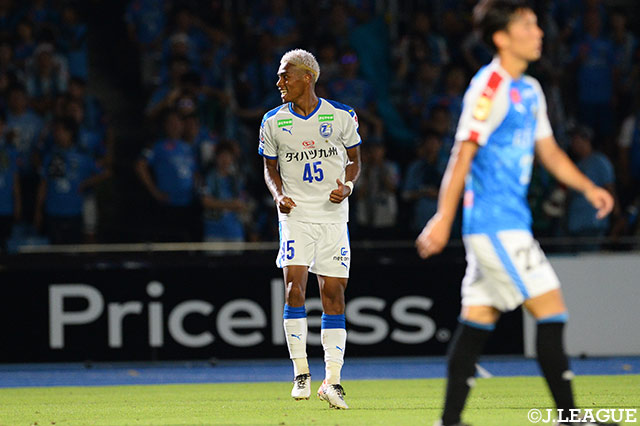 右からのマイナスのパスをオナイウ 阿道（大分）が合わせて同点に追いつく！【明治安田Ｊ１ 第20節 川崎Ｆvs大分】