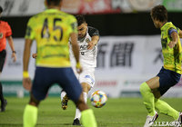 クリスティアーノが右足を一閃。相手DFに当たってコースが変わったボールがゴールマウスに吸い込まれ、柏が後半開始早々に逆転【明治安田Ｊ２ 第24節 栃木vs柏】