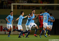 後半30分、レアンドロ ドミンゲス（横浜FC/#40）がFKから直接ネットを揺らし、ダメを押す【明治安田Ｊ２ 第24節 千葉vs横浜FC】