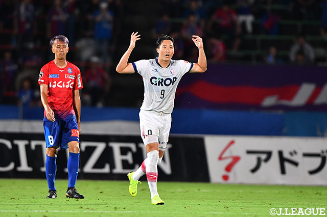 PKを落ち着いて決めたイ ヨンジェ（岡山）が、チームメイト・観客を鼓舞する【明治安田Ｊ２ 第24節 甲府vs岡山】