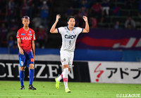 PKを落ち着いて決めたイ ヨンジェ(岡山)が、チームメイト・観客を鼓舞する【明治安田J2 第24節 甲府vs岡山】