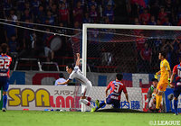 後半47分に再びイ ヨンジェ（岡山）！味方のシュートはGKに弾かれるもこぼれ球を頭で押し込み、逆転に成功する【明治安田Ｊ２ 第24節 甲府vs岡山】